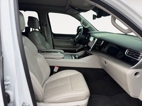 Used 2023 Jeep Wagoneer Series III w/ Premium Group I image 15