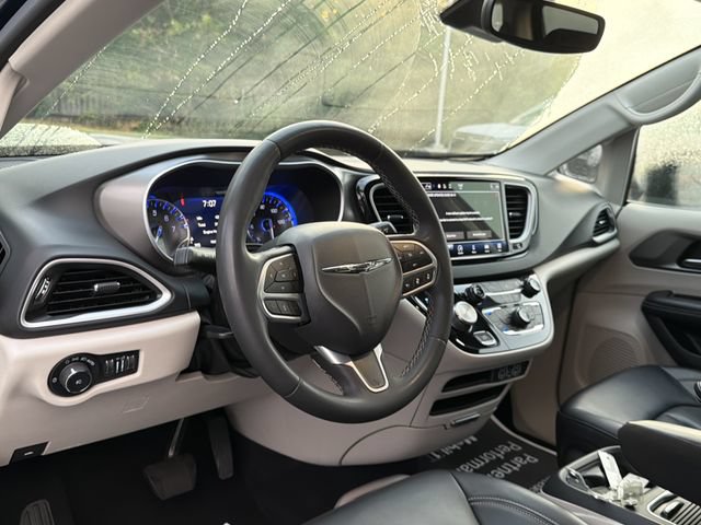 Used 2023 Chrysler Pacifica Touring-L FWD image 10