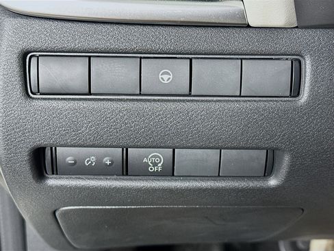 Used 2023 Nissan Rogue SV image 17