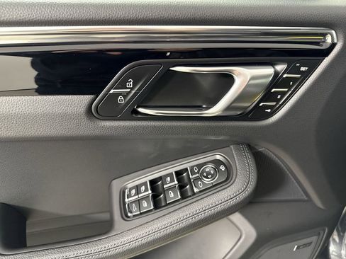 Certified 2025 Porsche Macan image 34