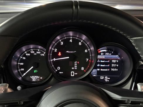 Used 2023 Porsche Macan AWD/4WD image 27