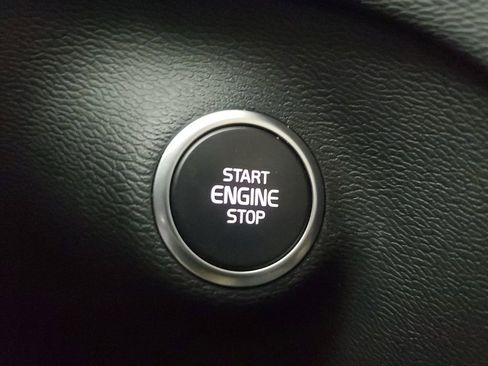 Certified 2025 Volvo XC40 B5 Core image 34