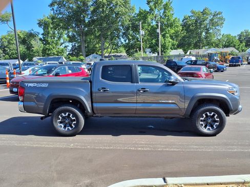Used 2017 Toyota Tacoma TRD Off-Road w/ Tow Package (A/T) AWD/4WD image 2