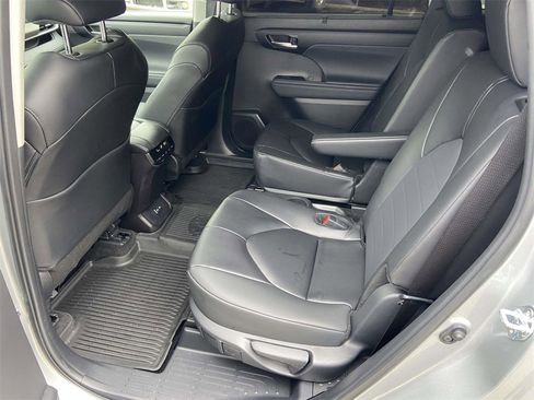 Used 2025 Toyota Highlander XLE image 17