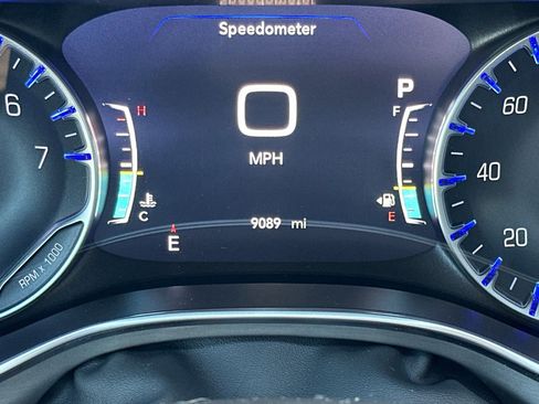 Used 2024 Chrysler Pacifica Limited w/ Uconnect Theater Family Group image 26