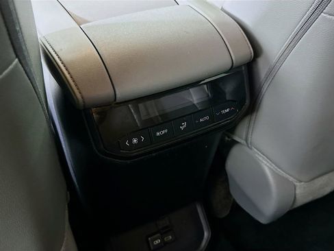 Used 2024 Toyota Highlander XLE image 24