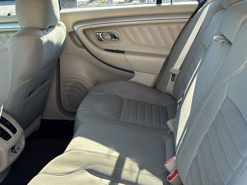 Used 2015 Ford Taurus SE image 29