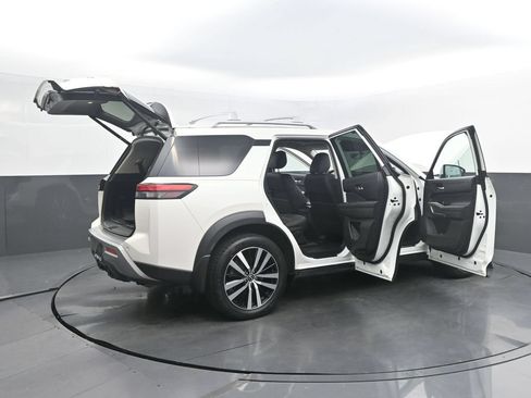 Used 2023 Nissan Pathfinder Platinum w/ Black Appearance Package AWD/4WD image 42