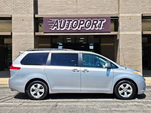 Used 2014 Toyota Sienna LE image 4