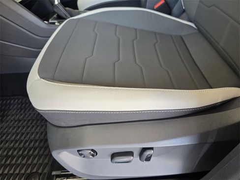 New 2025 Volkswagen Taos SE image 17