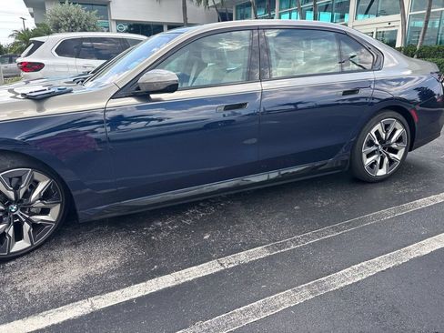Used 2023 BMW i7 xDrive60 AWD/4WD image 9