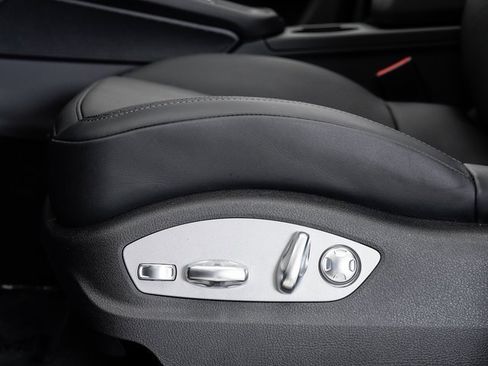 Used 2025 Porsche Macan image 12