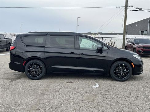 New 2026 Chrysler Pacifica Select image 2