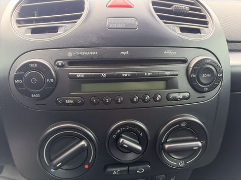 Used 2010 Volkswagen Beetle Coupe FWD image 15