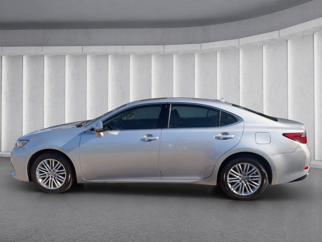 Used 2014 Lexus ES 350 w/ Luxury Package FWD image 2