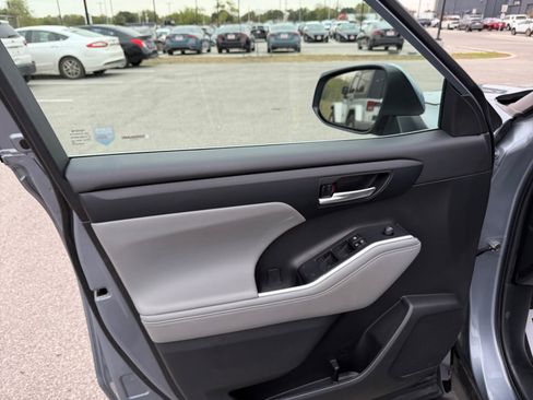 Used 2023 Toyota Highlander XLE image 27