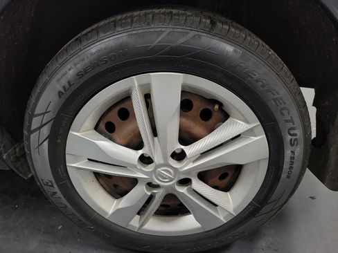 Used 2020 Nissan Kicks S image 11