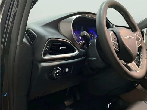Used 2025 Chrysler Pacifica Select FWD image 17