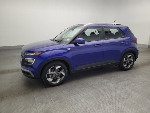 Used 2024 Hyundai Venue SEL image 2