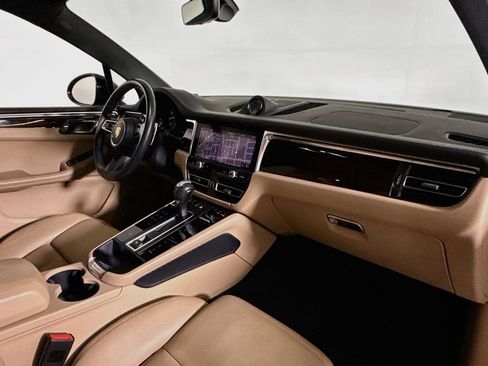 Certified 2024 Porsche Macan AWD/4WD image 17
