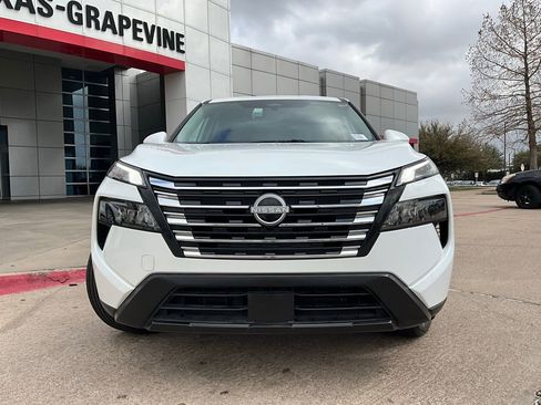 Used 2025 Nissan Rogue SV image 3