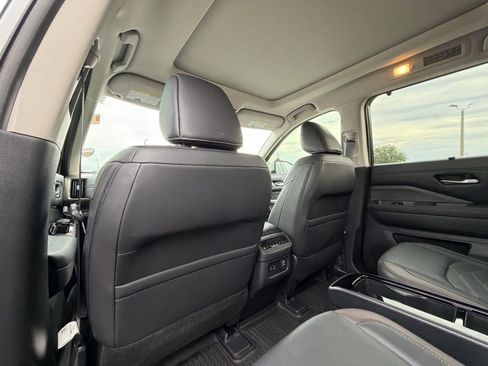Used 2024 Nissan Pathfinder Platinum FWD image 12