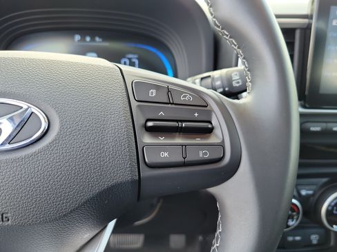 Used 2025 Hyundai Venue SEL FWD image 23