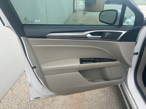 Used 2017 Ford Fusion SE w/ Fusion SE Technology Package FWD image 19