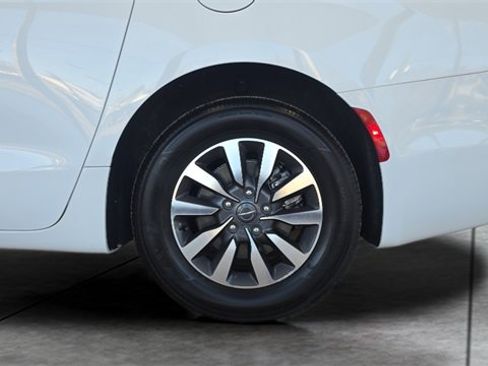 Used 2024 Chrysler Pacifica Select image 28