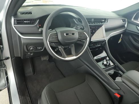 New 2025 Jeep Grand Cherokee Laredo image 12