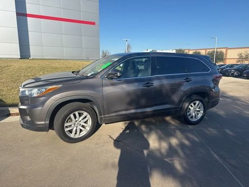 Used 2015 Toyota Highlander LE image 7