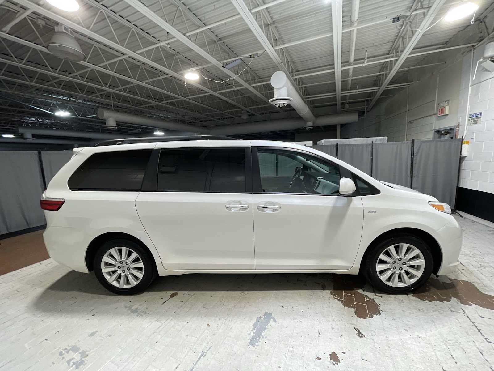 Used 2017 Toyota Sienna XLE w/ XLE Navigation Package AWD/4WD image 27