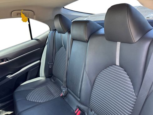 Used 2018 Toyota Camry SE w/ Convenience Package FWD image 16