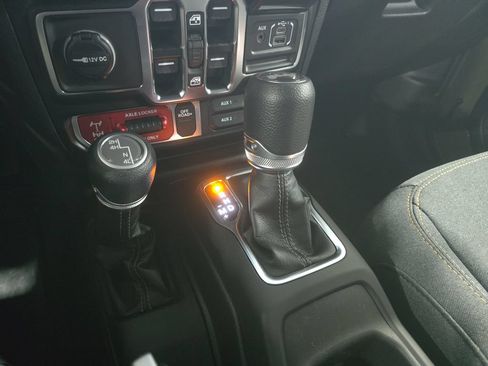 Used 2025 Jeep Wrangler Unlimited Sport AWD/4WD image 17
