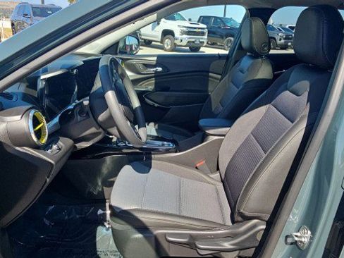 Used 2025 Chevrolet Trax LT w/ Sunroof Package FWD image 19