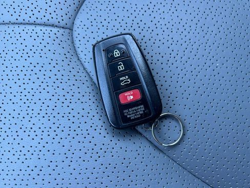 Used 2019 Toyota Avalon Limited image 33