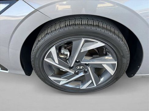 Used 2025 Hyundai Elantra SEL FWD image 24