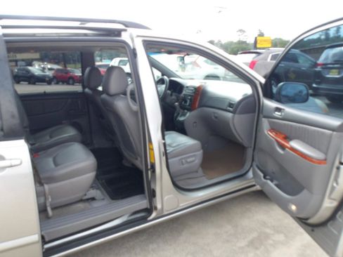 Used 2010 Toyota Sienna FWD image 6