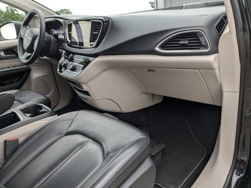 Used 2023 Chrysler Pacifica Touring-L FWD image 16