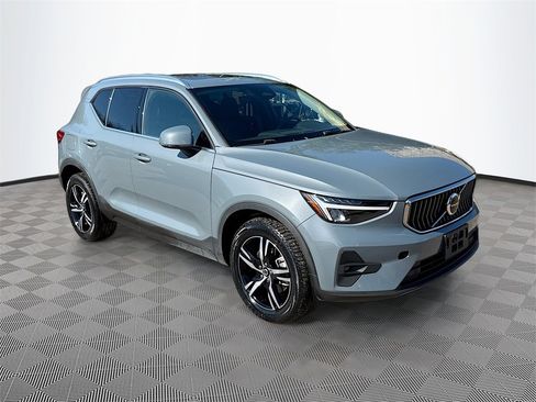 Used 2023 Volvo XC40 B4 Plus image 4