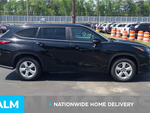 Used 2023 Toyota Highlander L FWD image 5