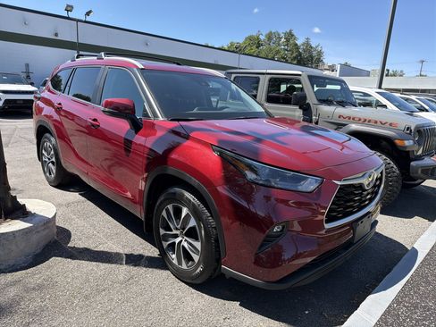 Used 2023 Toyota Highlander XLE AWD/4WD image 2