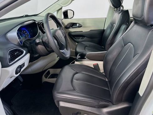 Used 2024 Chrysler Pacifica Touring-L image 11