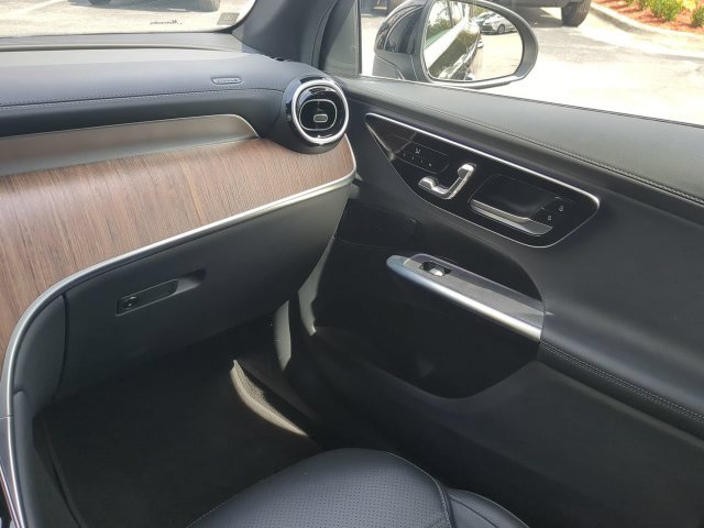 Used 2025 Mercedes-Benz GLC 300 image 19