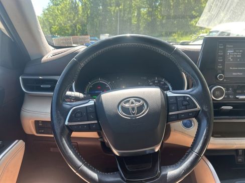Used 2021 Toyota Highlander XLE AWD/4WD image 13