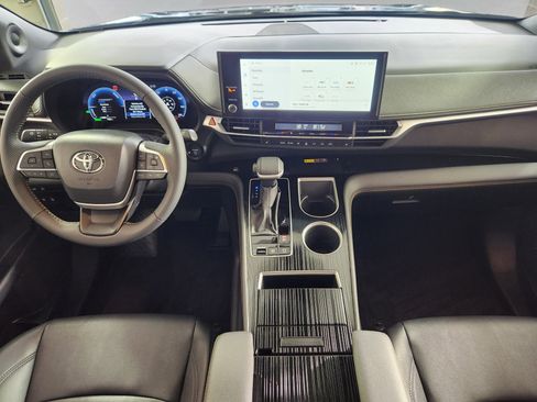 Used 2025 Toyota Sienna XLE Woodland Edition image 15