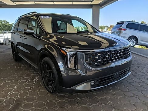 Used 2025 Kia Carnival SX Prestige image 3