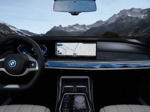 Used 2025 BMW i7 xDrive60 w/ Premium Package image 36