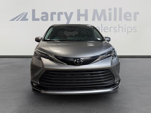 Used 2026 Toyota Sienna XLE FWD image 8