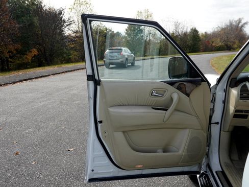 Used 2011 INFINITI QX56 2WD w/ Deluxe Touring Pkg image 14